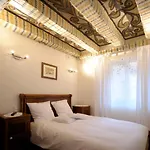 Hotell La Cour Du Bailli & 3*